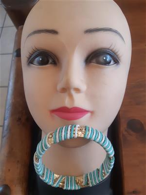 Lovely 2 bangle set, 1 thick the other small. Turquioise and gold color.