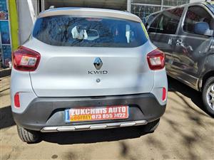 2024 RENAULT KWID 1,0 CLIMBER  SILVER COLOUR  SERVICE BOOK  MANUAL  PETROL 17000KM