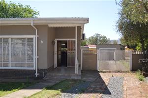 Sunny side of town (Komani Park)