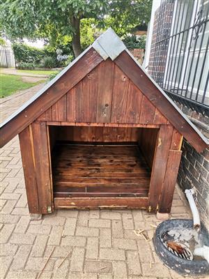 X LARGE DOG KENNEL FOR SALE, A BEAUTIFUL HOME FOR YOUR PPET TO LIVE IN, VERY NIC
