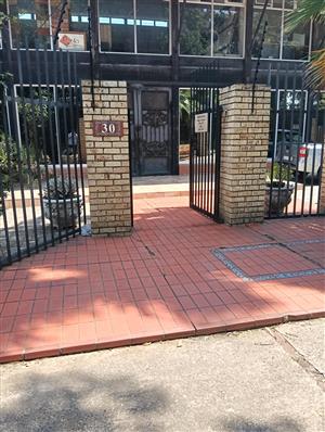 Showroom with storage and offices to let