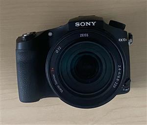 Clean Sony RX10 IV 