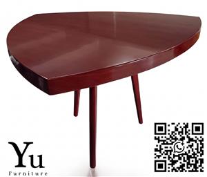 MEE0321 - High-Gloss Triangular Wooden Table