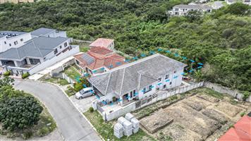 Bright and  Stylish Family Home  5 Bedroom, 4 Bathroom 2 garage