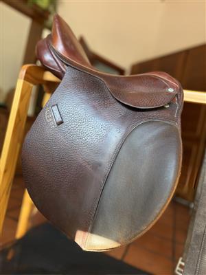 Trident 17" saddle