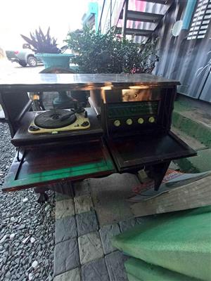 Antique ball and claw radiogram