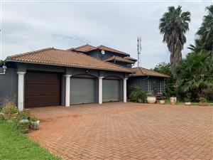 Four Bedroom Small Holding Near Akasia