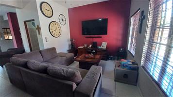Stylish 3 Bedroom Double Storey Home in Prime Meerensee Location
