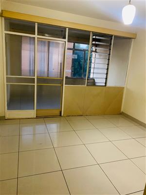 Main bedroom to rent in apartment with shared facilities in Arcadia