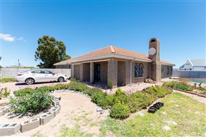 🏡 3-Bedroom Coastal Home with Tenant in Place | Ideal Investment | Laaiplek