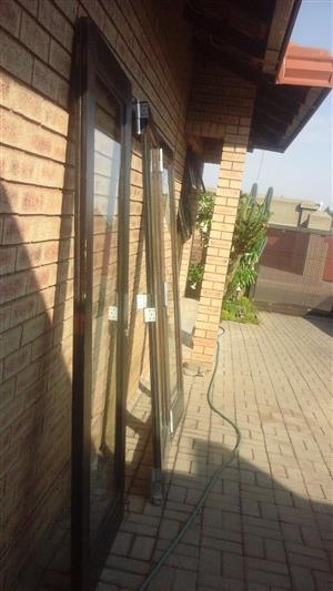 Wooden sliding door for sale R2000 negotiable  (Price reduced)no time wasters