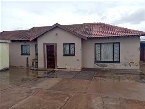 3 BEDROOMS HOUSE IN SOSHANGUVE BLOCK GG FOR SALE WITH A VERY HUGE CORNER STAND