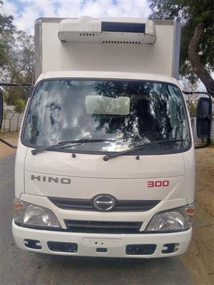 2017 HINO 300-614