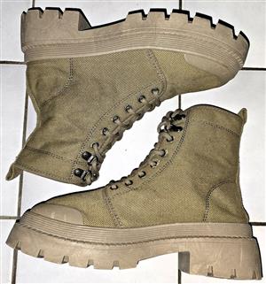 Women’s Size 5 Khaki Platform Lace-Up Boots