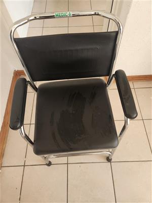 Medic basic commode without wheels.Sturdy and never used