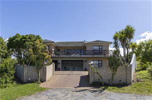 Four Bedroom Home with Sea and Countryside Views in Port Alfred