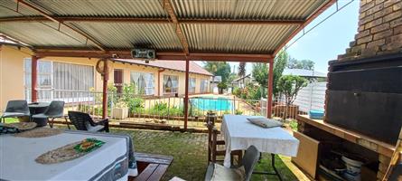 Dal Fouche Bliss: Poolside Living with Income Potential