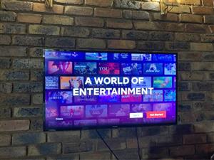 Flat Screen smart TV – 95 × 53 cm (incl. Stand Feet)