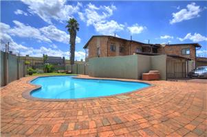 Townhouse For Sale in Brackenhurst