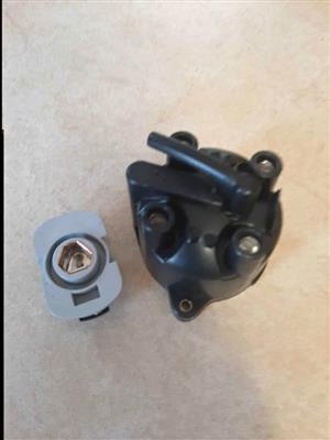 NISSAN NP300 DISTRBUTOR CAP AND ROOTER. 