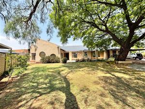 Spacious 5-Bedroom Family Home with Flat and Entertainment Area