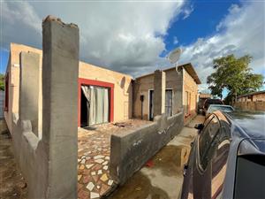 House For Sale in Roodepan