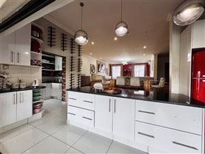 Luxury 6-Bedroom Home for Rent in Del Judor: Space, Comfort & Top Security!