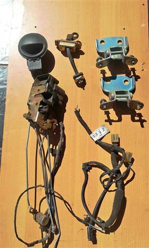 Chev aveo mk1 sedan left front lock set with hinges and inner handles