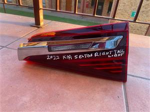 2022 Kia seltos right tail gate light