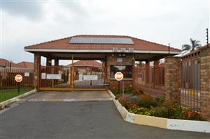 Townhouse For Sale in Birchleigh