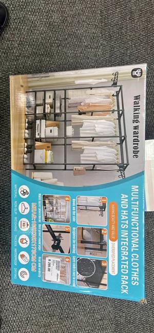 Multifunctional clothes Anda hat integrated Rack