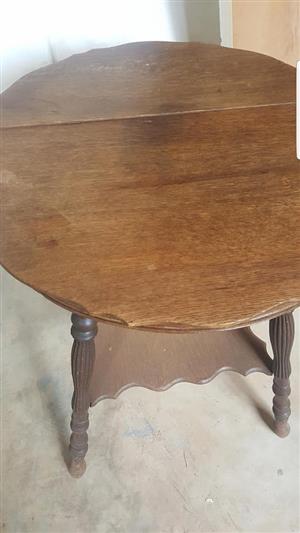 Extendable round wooden table