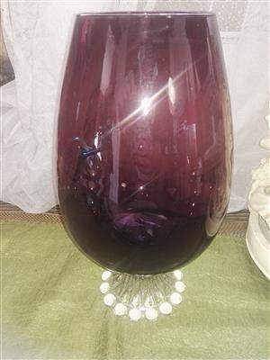 Glass vase (maroon red)