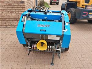GIANT MINI ROUND BALER
