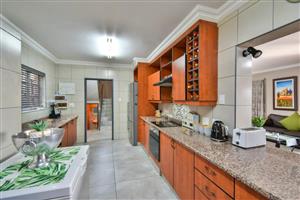 LUXURY LIVING DOUBLE STOREY 4 BEDROOM WITH GUEST EN-SUITE BEDROOM DOWNSTAIRS