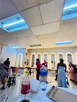 READY TO OPERATE SALON ..EVERYTHING INCLUDED AND IN LOCATED IN A COMMERCIAL SPAC