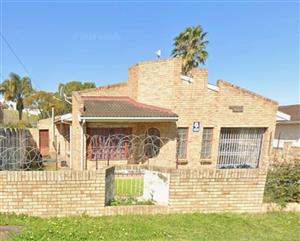 Beautiful Face Brick Home with 2 Flatlets – Space, Comfort & Income Potential!