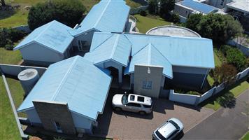 Unique modern property in a secure golfing estate with back up water supply, borehole and