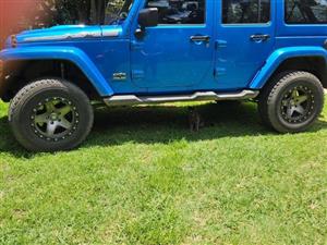 Set of 4 Dunlop all-terrain Jeep tires (285/70 R17) and chrome mag rims, 
