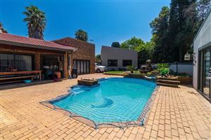 House For Sale in Lakefield