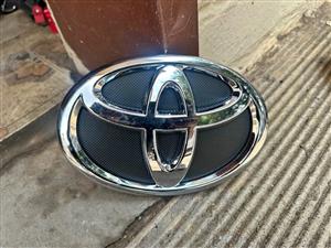 Toyota fortuner grill badge logo