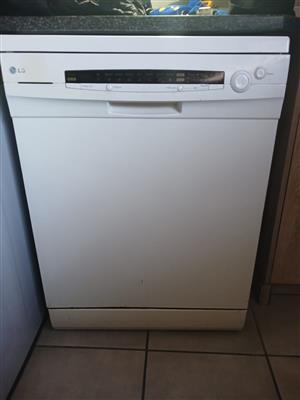 LG Dishwasher (Freestanding, White)