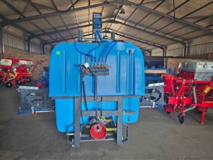 New Giant semi hydraulic boomsprayers for sale at Mad Farmer SA