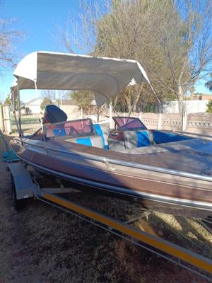 Im Mr. JJ BOTHA is selling a Speed boat with a 120hp Marine motor with papers