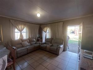 LOMBARDY EAST Spacious 2-Bedroom Garden Cottage