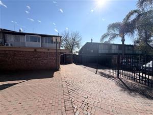 Townhouse For Sale in Clubview
