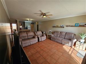 Townhouse For Sale in Bendor Ridge