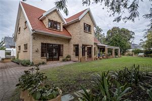 Spacious Well Maintained Family Home in Sought After Short Road