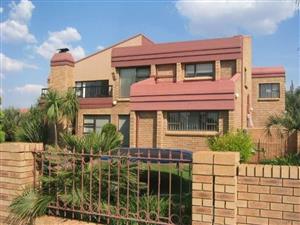 House For Sale in SILVER LAKES GOLF ESTATE