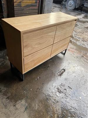 Oak chest of drawers